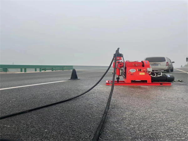 德令哈马路路基路面开裂下沉注浆加固灌浆